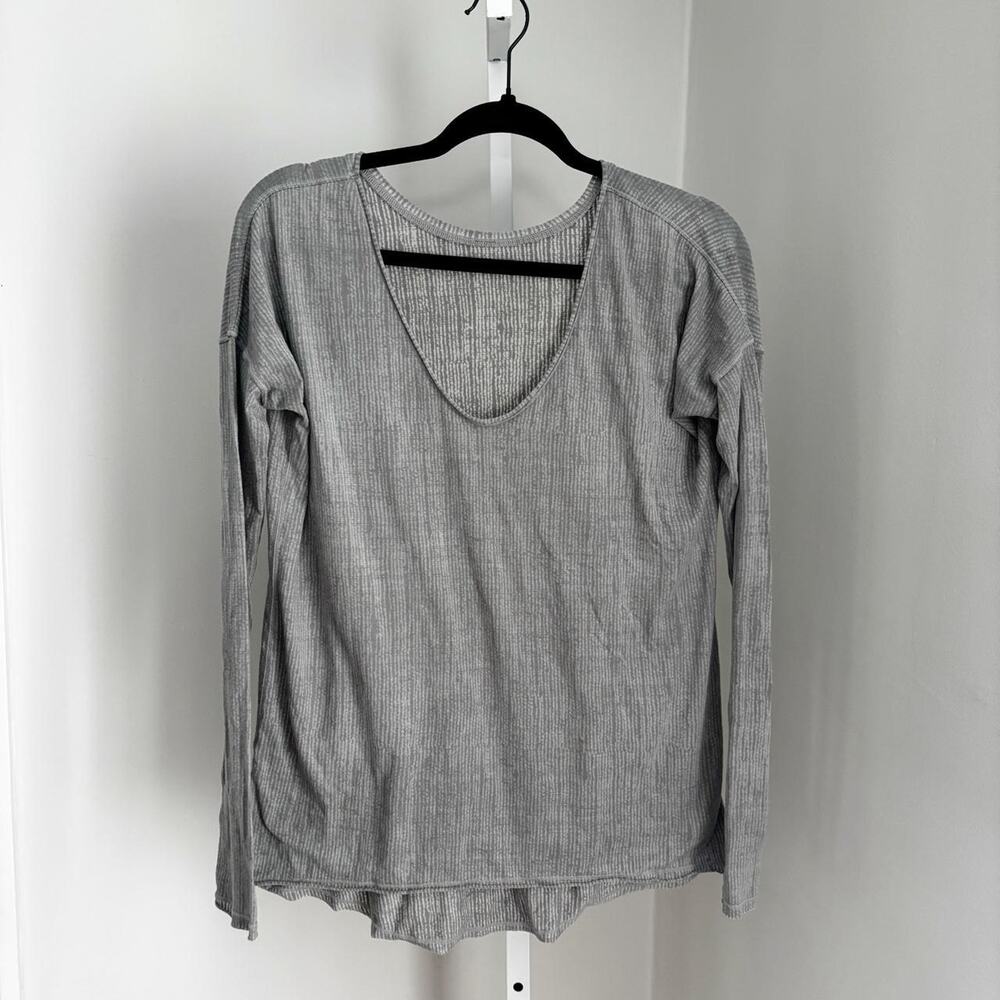 Lululemon Flip Your Dog Reversible Neck Long Sleeve Top Light Gray Womens Size 6